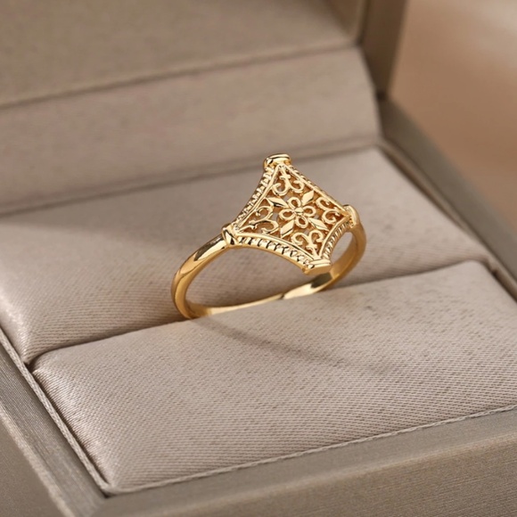 Vintage Hollow Floral Gold Ring - Picture 10 of 10